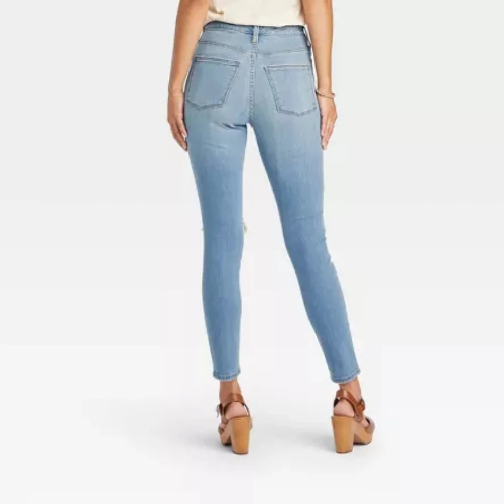 B4 Women's High-Rise Skinny Jeans - Universal Thread - Picture 2 of 15
